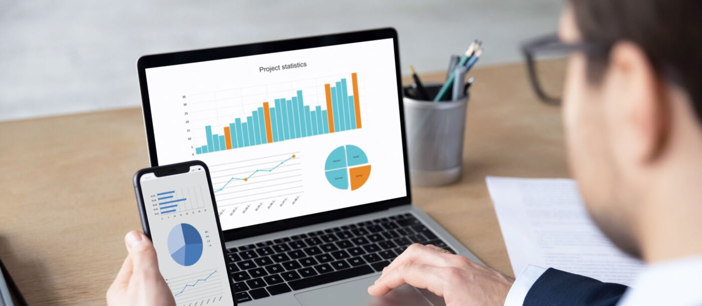 Ein Teilnehmer des Kurses "Projektmanagement nach IPMA Standard" arbeitet mit Laptop und Smartphone